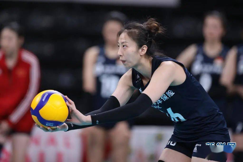 5月1日,中国队球员丁霞在比赛中准备发球.