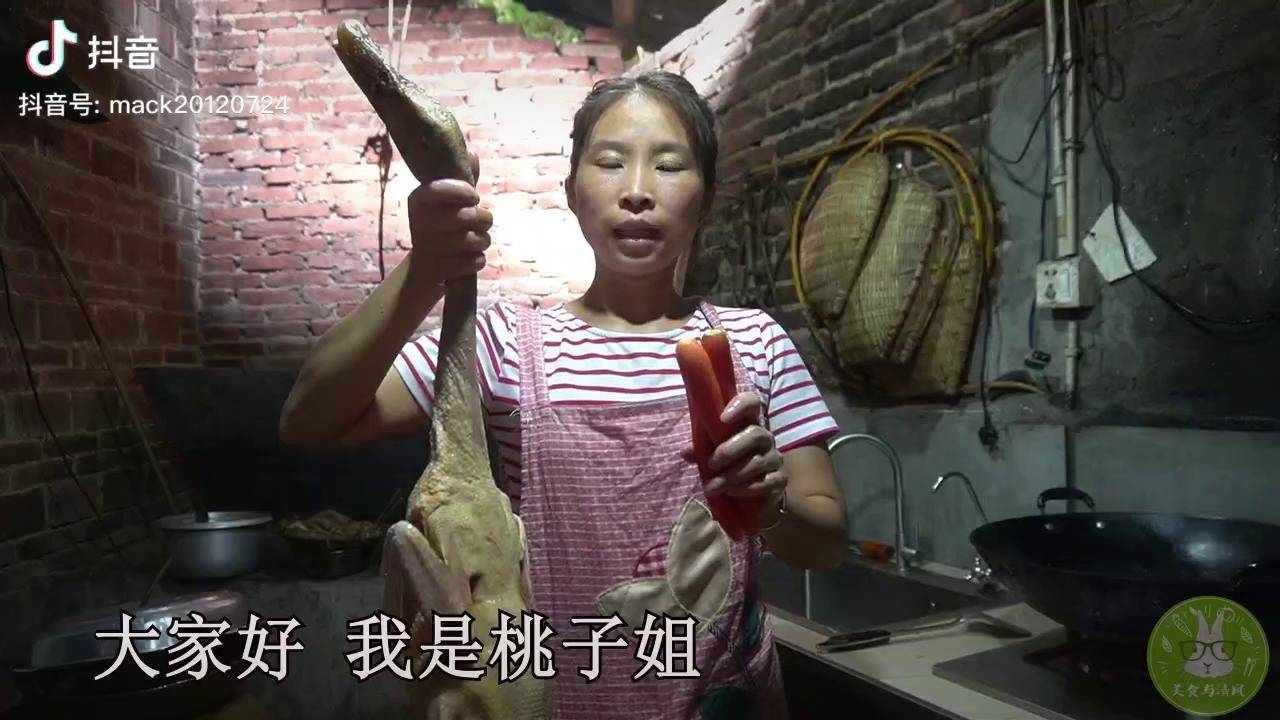 四川桃子姐做一大锅红萝卜烧土鸭色香味俱全亲戚朋友吃得过瘾