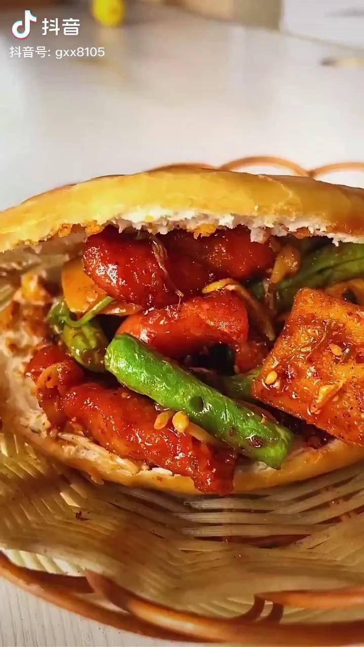 浪吃500斤长期霸占西安街头美食排行榜第一的油炸串串香夹馍欢迎大家