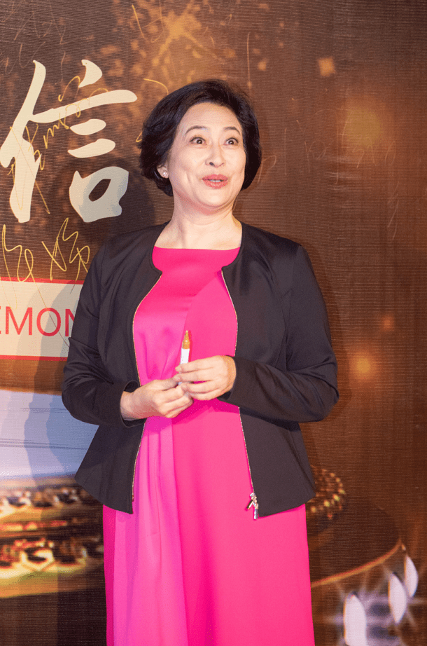 许娣从不刻意扮嫩,虽穿艳色裙子显出微胖身材,但不遮不掩好迷人