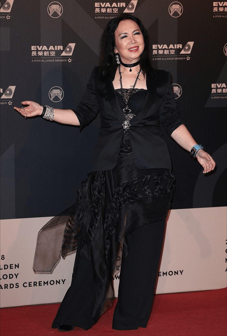 苏芮脸上变化挺大人到中年曲线发福穿一身黑真能遮掩不少