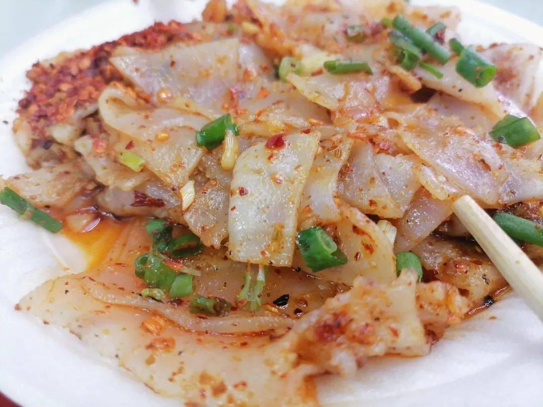 烤米皮,烤脑花,烤串,臭豆腐,小龙虾,肠旺面,烤猪蹄……超多美食种类