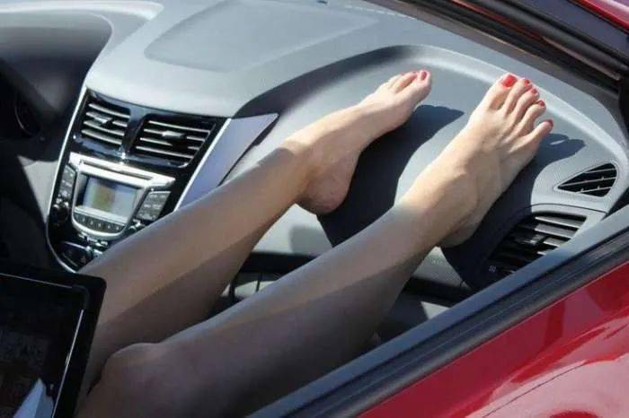 坐副驾驶双腿放在中控台上