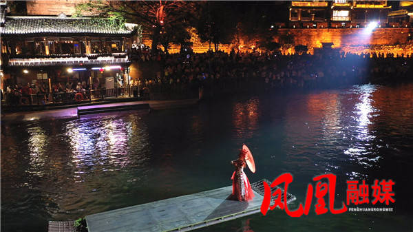 "五一"小长假:游客尽享浪漫"夜凤凰"