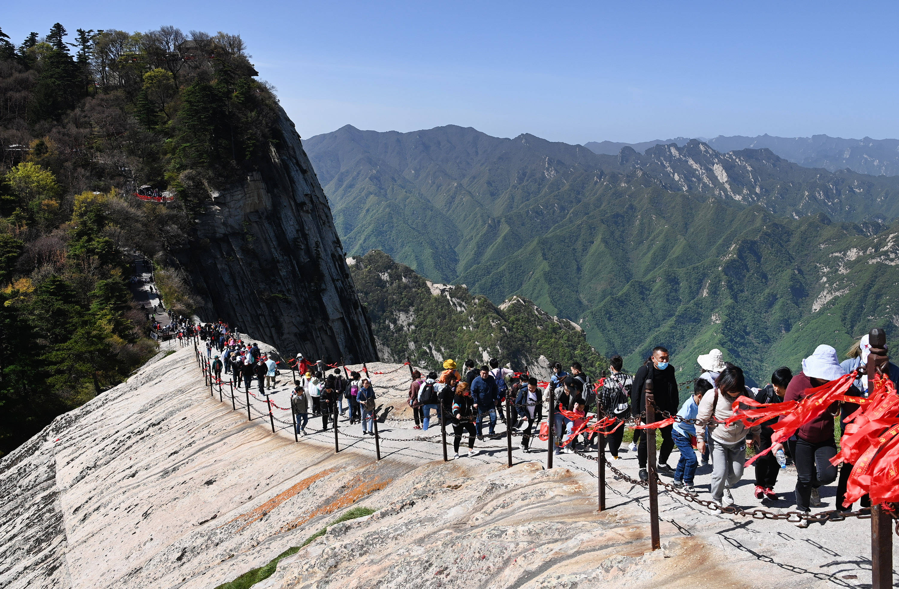 华山游客照图片