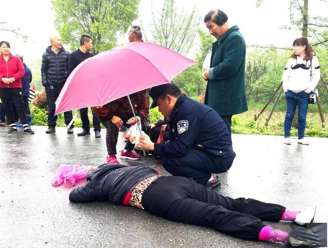 泾县一位老年妇女因车祸受伤躺在公路中间嘴里全是血