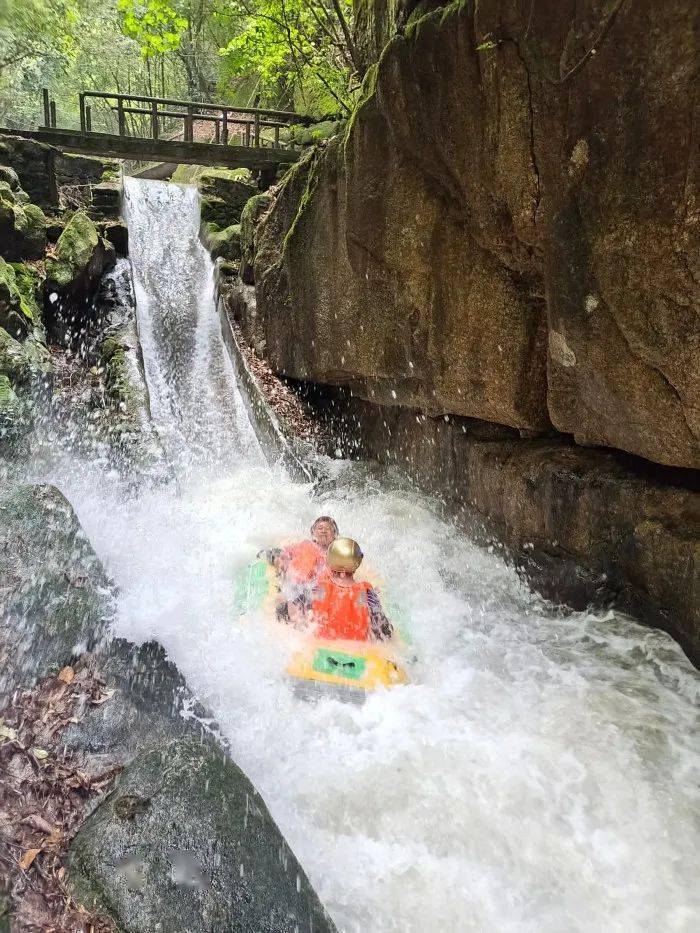"五一"假期,游客在大容山桫椤谷激情漂流.