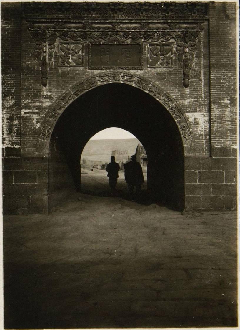 民国老照片1937年的大同古城和耿市长复建的一样吗