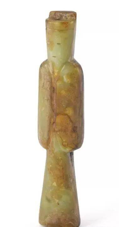 汉代翁仲穿孔为"人"字形,从头顶直到腹部,再分两路由腰部两侧出来,呈"