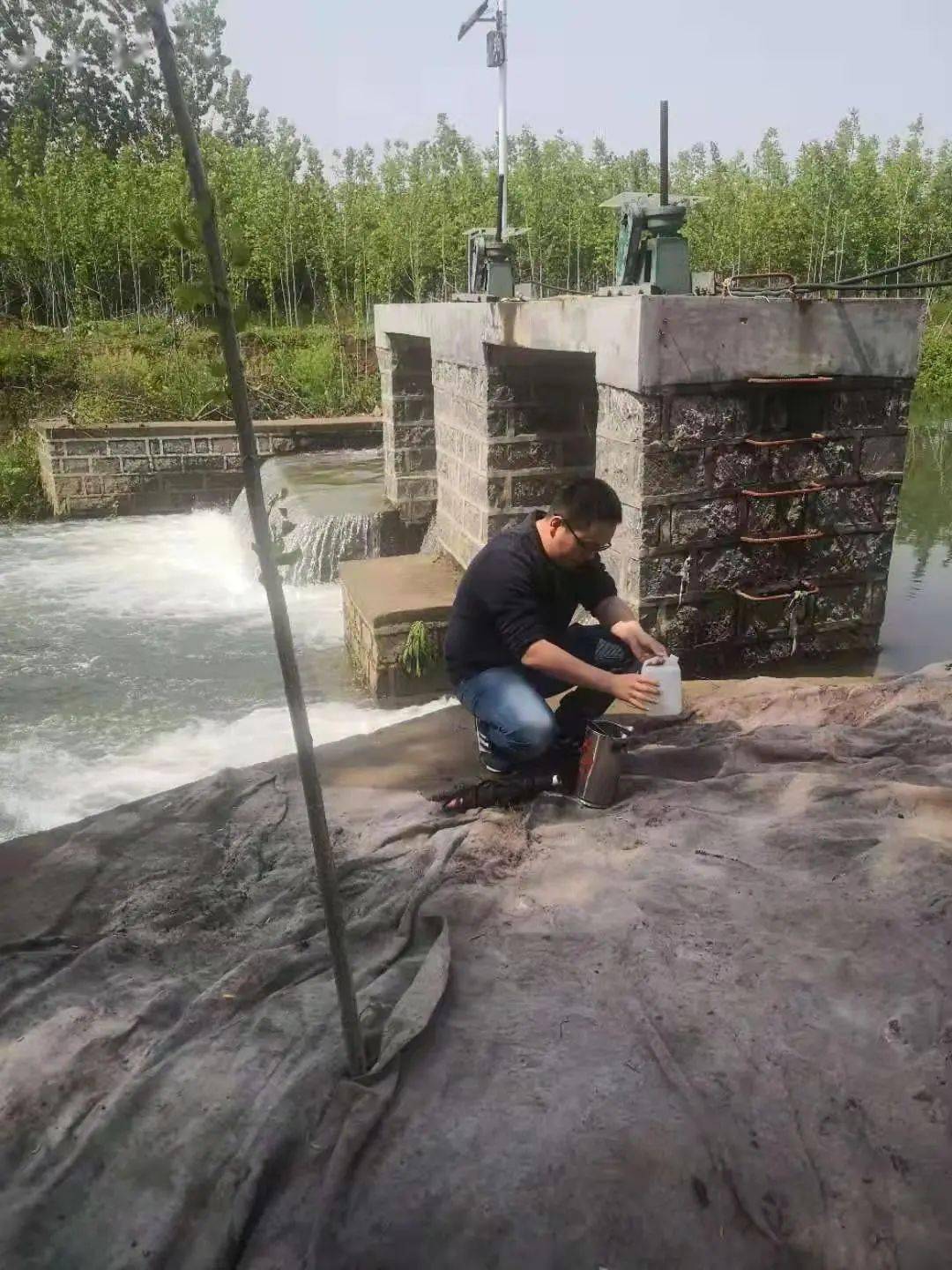 县环境监控中心对我县沂河流域全部支流进行取样监测 水质