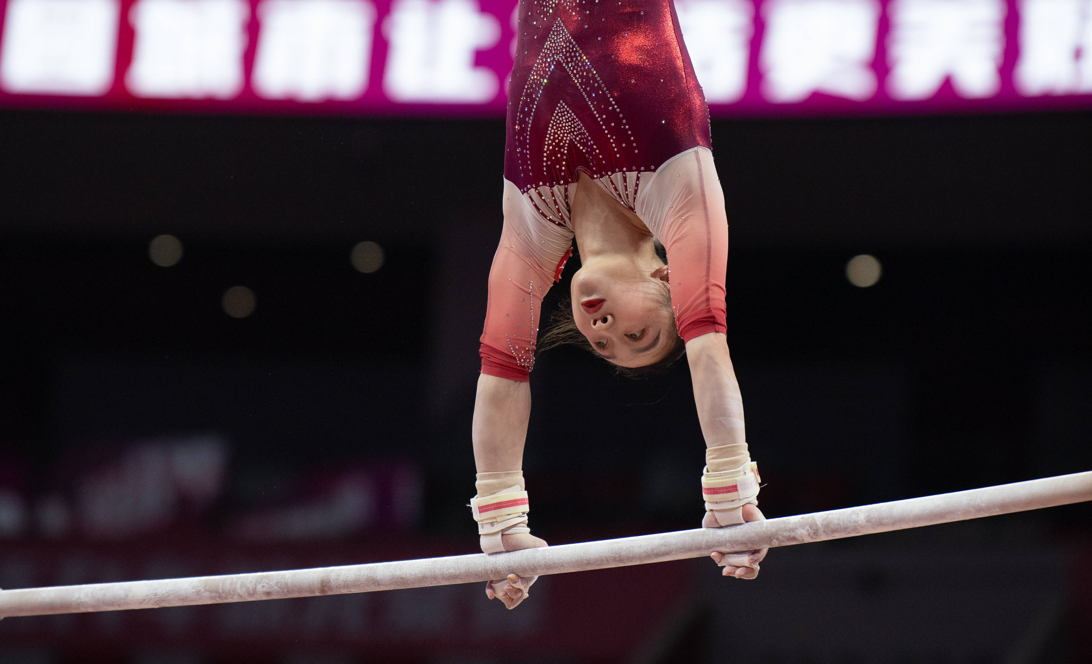 5月5日,上海队选手毛艺在高低杠比赛中.