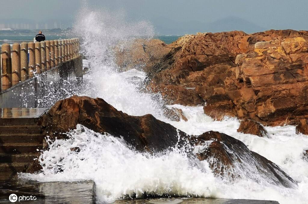 青岛大风预警 海浪拍打礁石浪花飞溅