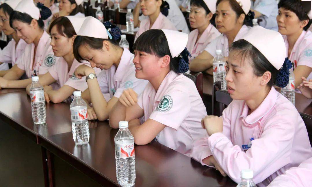 天使心向党图片展播第2期一个护士的十年