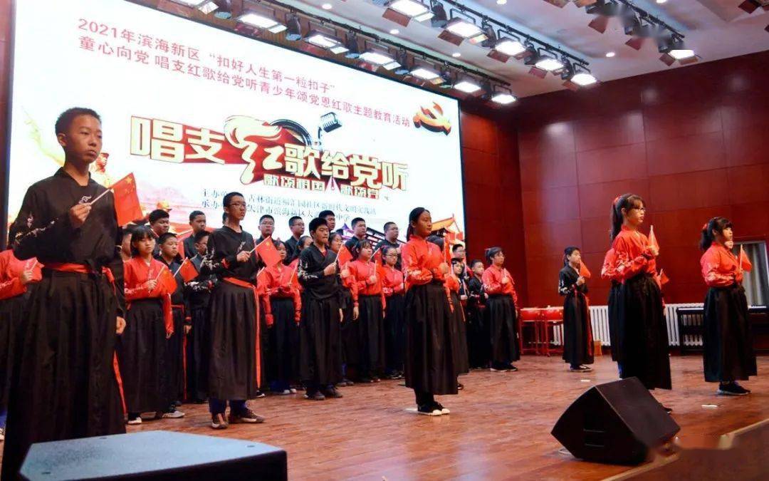 润泽园社区联合辖区幼儿园相继开展了传唱红歌手绘百年等系列活动