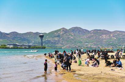 5月2日,游客在莱芜区雪野湖畔游玩.