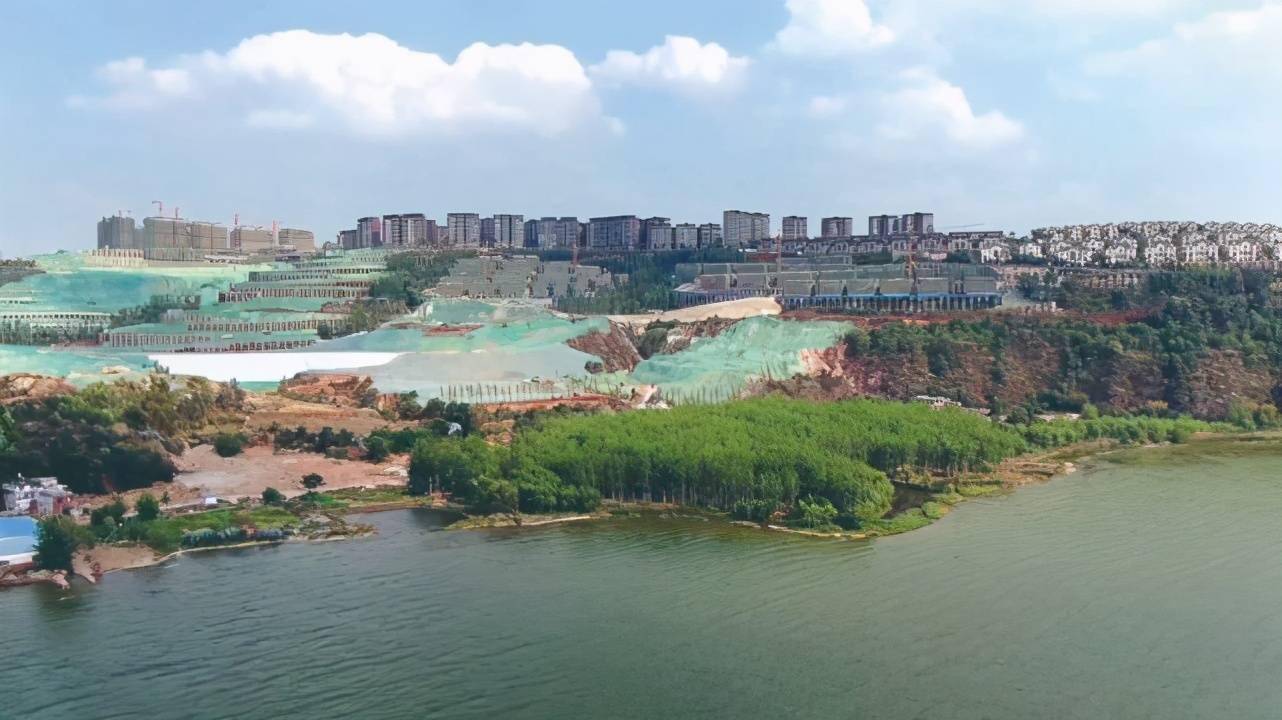 位于滇池南岸的长腰山,是滇池山水林田湖草生态系统