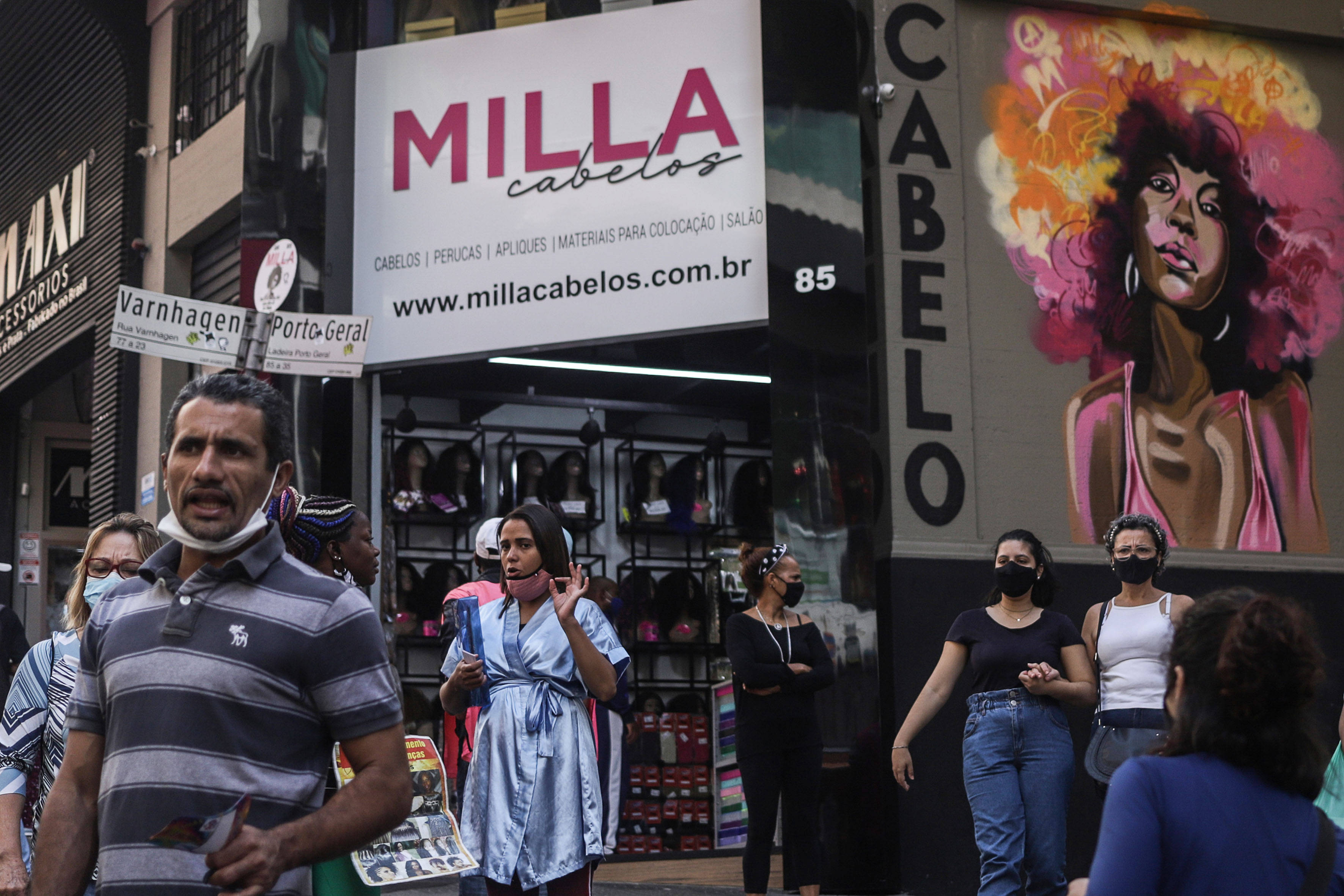 5月6日,巴西圣保罗市民在一条商业街上行走.