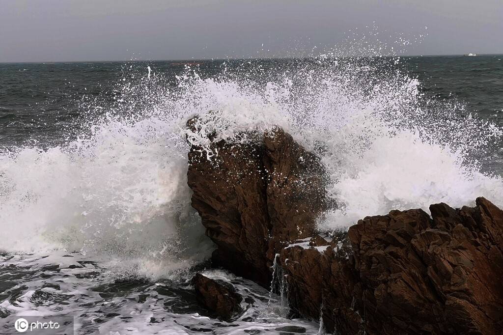 青岛大风预警 海浪拍打礁石浪花飞溅