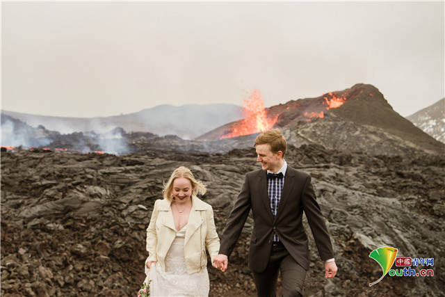 冰岛情侣火山前拍摄订婚大片熔岩浓烟成完美背景 格尔丁