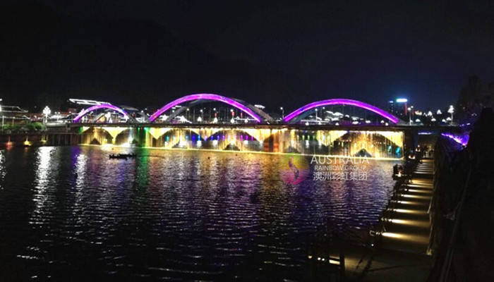 七彩绚丽的剑河彩虹桥水帘把整座小城妆点得多姿多彩如梦似幻