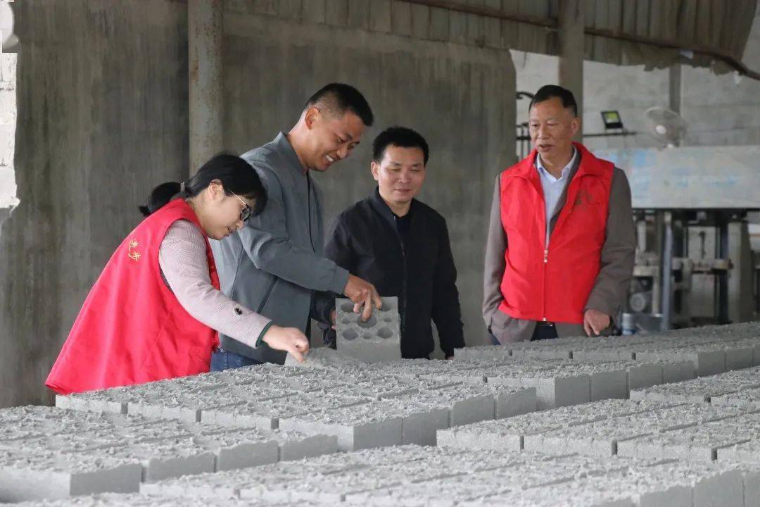 在狸桥镇政府有关工作人员的陪同下,市,区残联党组成员,副理事长