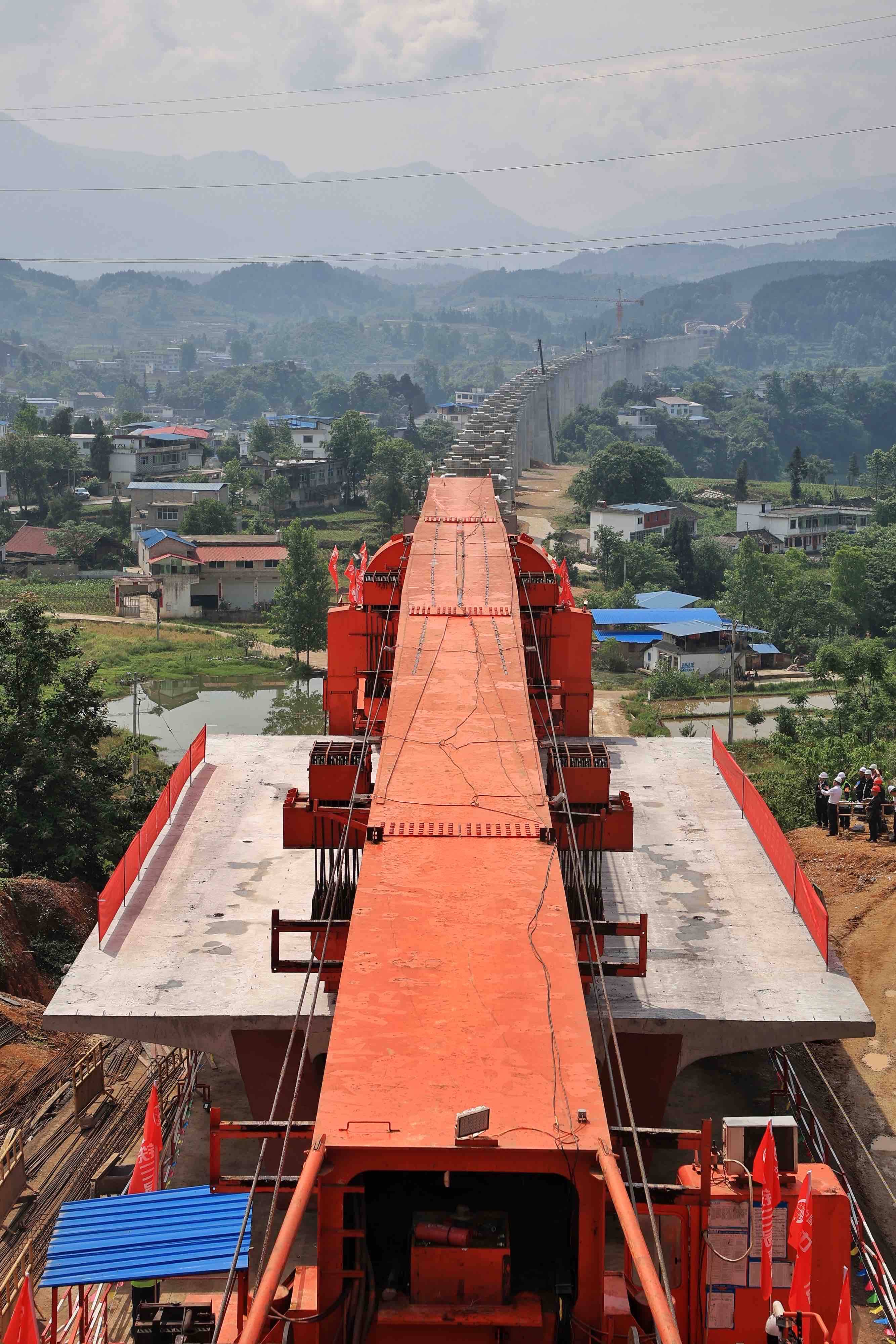 贵南高铁营盘清水河特大桥开始架梁
