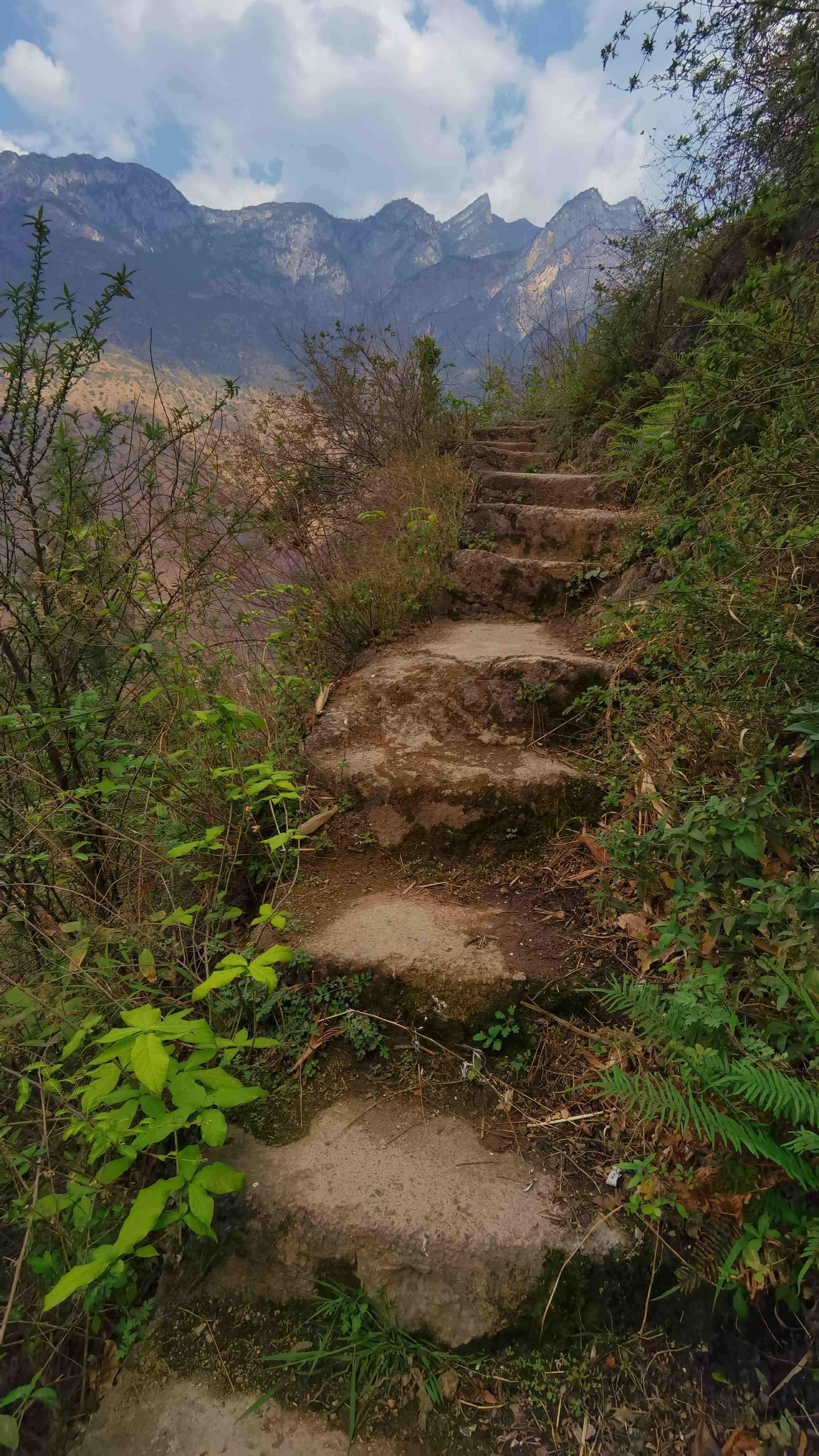 為了方便遊覽,石頭城又鑿了新的遊覽步道,不過最窄的山頭還是土路石階