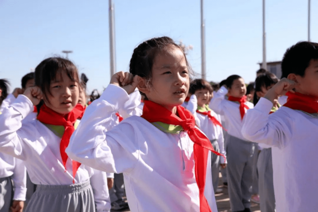 先锋少年丨红领巾心向党 争做新时代好队员—前门小学入队仪式