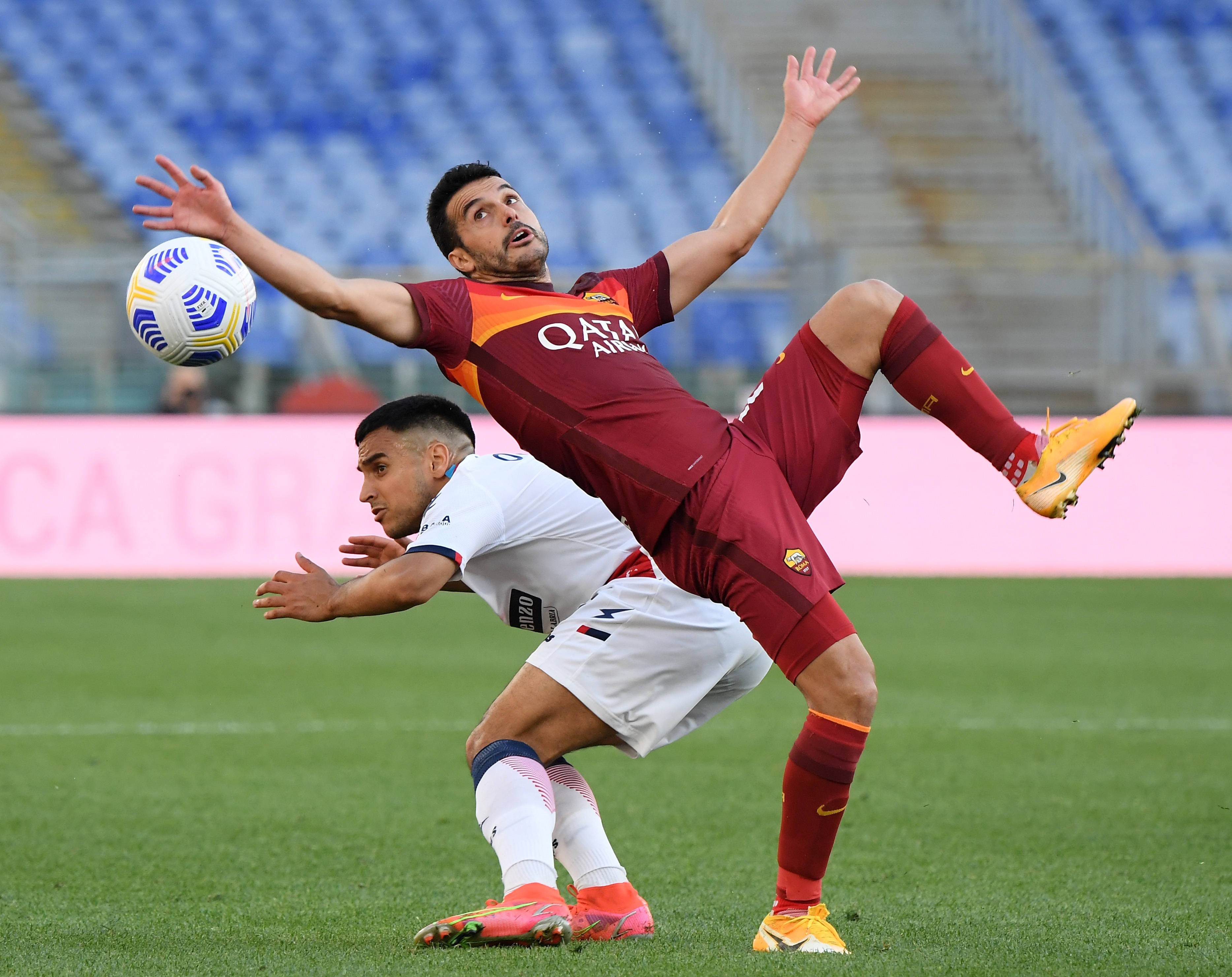 5月9日,罗马队球员佩德罗(右)在比赛中与克罗托内队球员欧纳斯在比赛