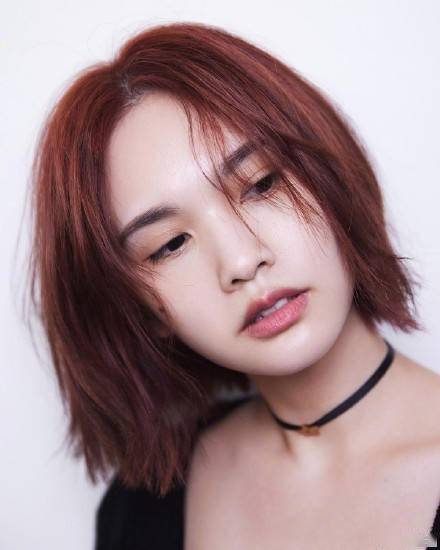 杨丞琳橘红短发洒脱随性 怼脸拍五官精致颜值抗打_橘红色