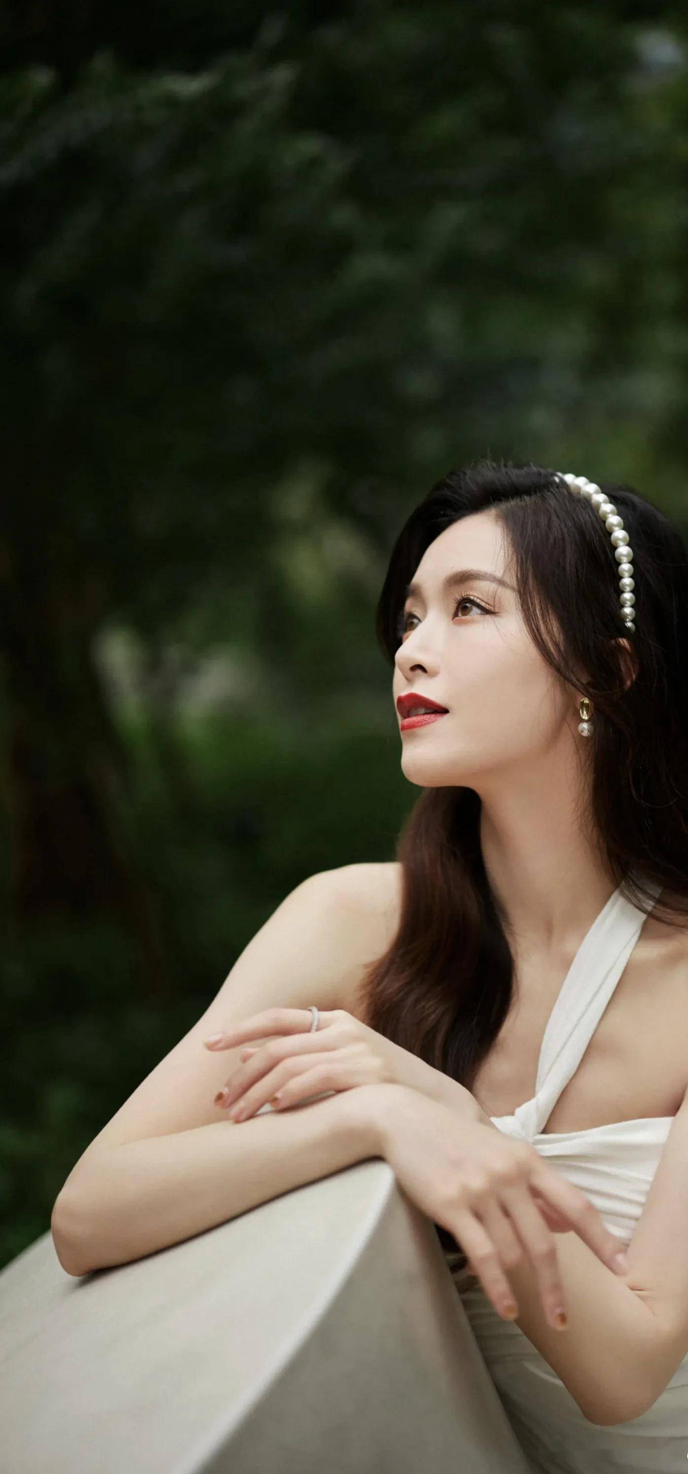 杏眼柳眉分外姣窈窕活力淑女飘