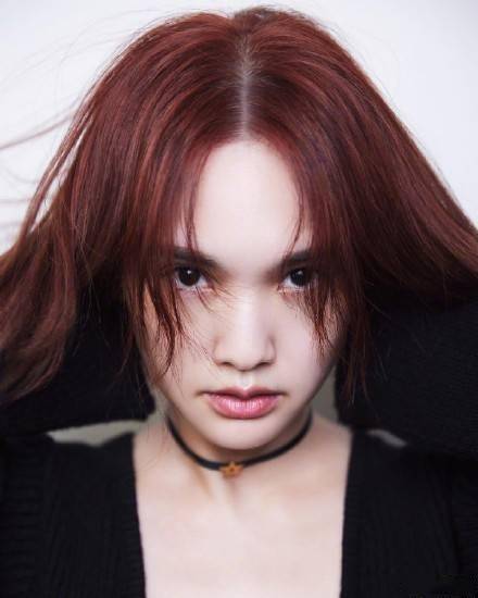 杨丞琳橘红短发洒脱随性 怼脸拍五官精致颜值抗打_橘红色