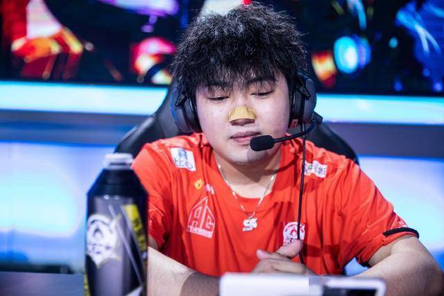 大家觉得ag超玩会爱思的辅助是什么水平呢?欢迎在评论区畅所欲言吧.