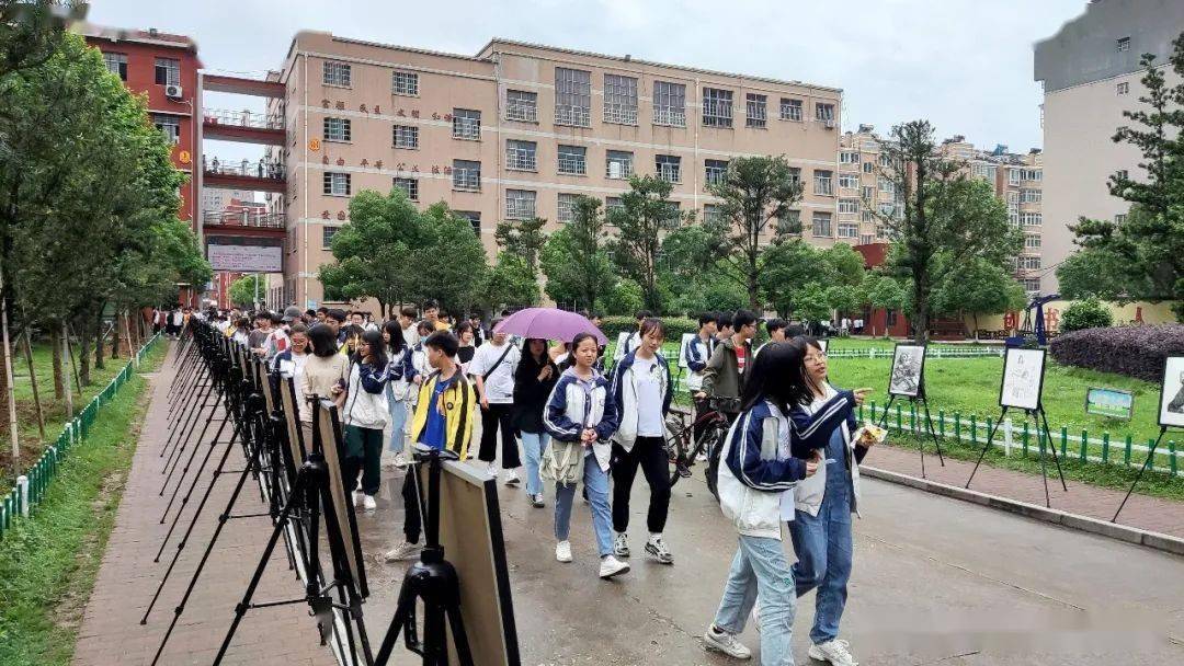 临川十六中举办春季双学美术班学生优秀作品展