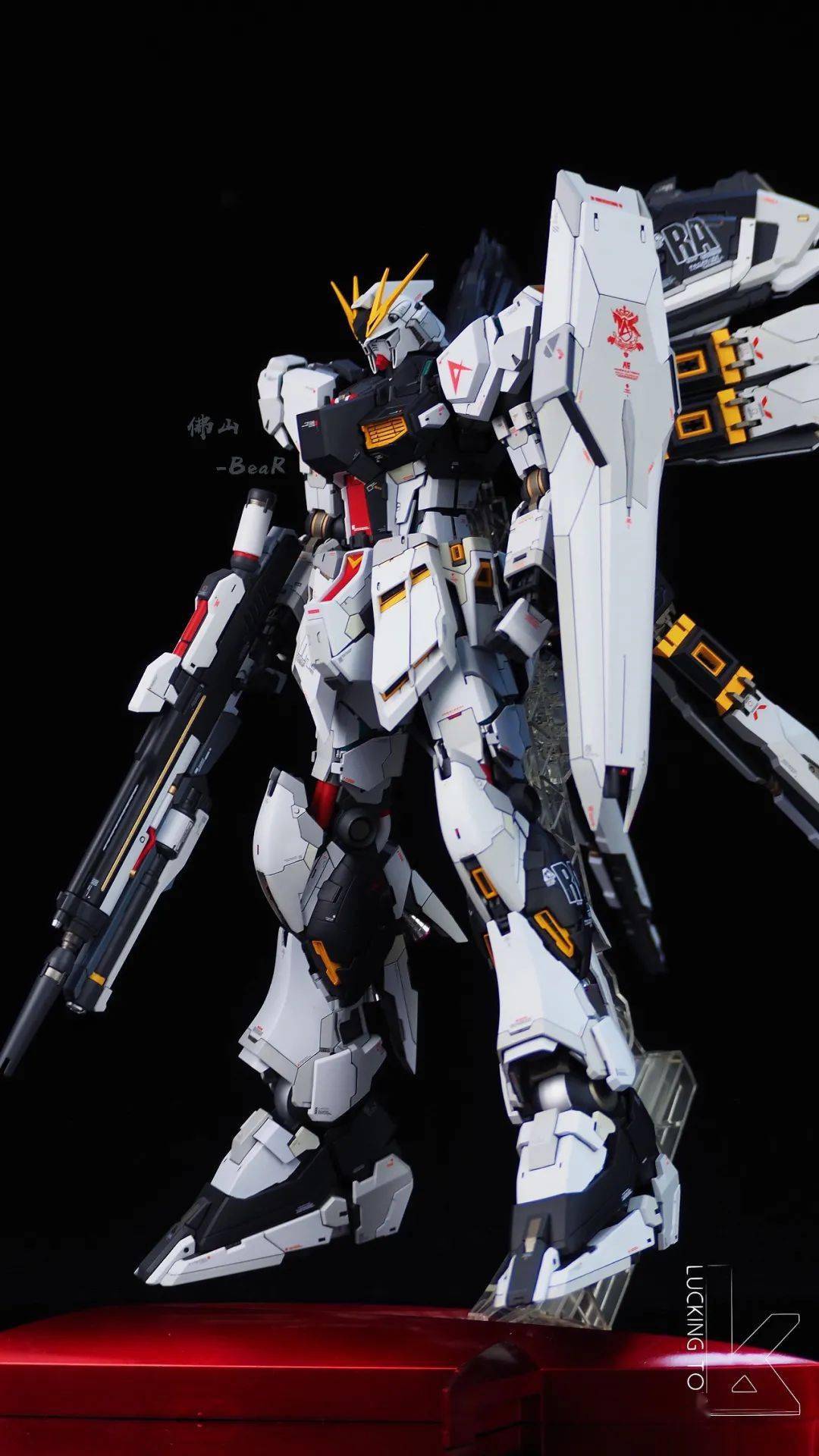 sd场景,骑士高达vs巴巴托斯狼王如f1的流线型风格,多足铁球改造