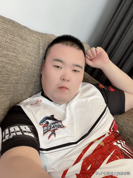 「聚焦cf」新赛季扬帆起航,白鲨新队服惹人注目