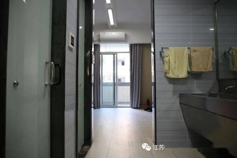 苏州实验中学宿舍6人一间,宿舍配有空调,衣柜,有独立的洗漱间,洗脸池