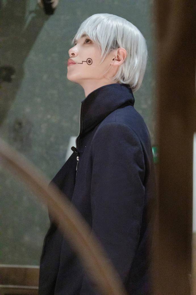 黄明昊cos狗卷棘高清剧照来袭白发造型突破次元壁变身撕漫男