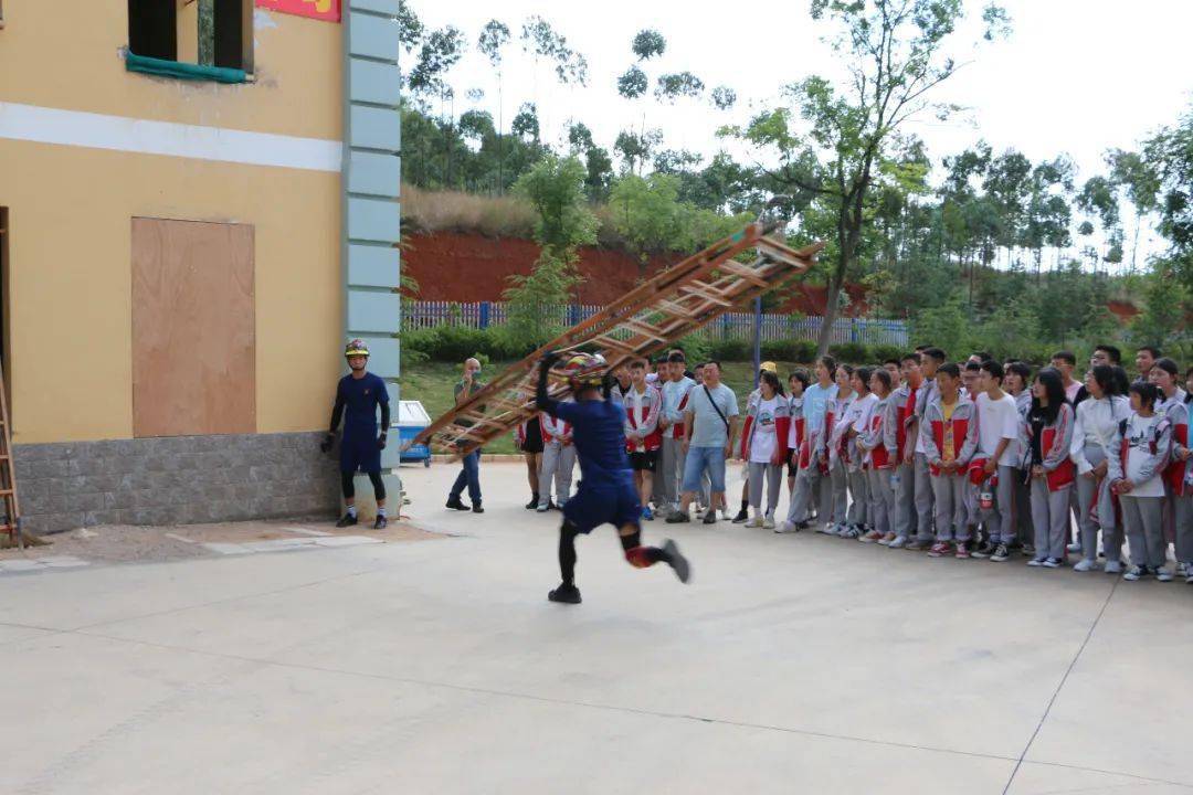泸源中学师生代表走进红门"零距离"体验消防