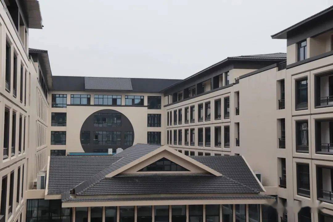教学楼外观近日,有消息传来,萧山中学新教学楼即将投入使用!