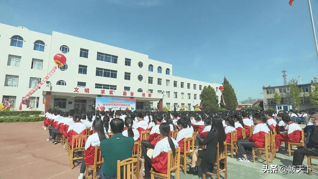 副主任马剑和孙贵琴到鲅鱼圈区红旗镇初级中学开展"雷锋精神"专题讲座