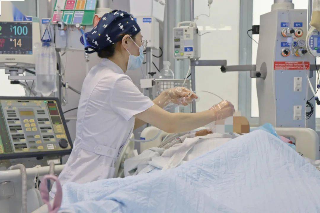 实拍丨探访威海重症监护室护士的12小时