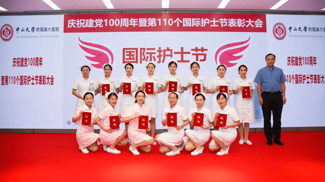 优秀护士颁奖护理部邓颖辉主任致辞,她首先感谢院领导在百忙中参加