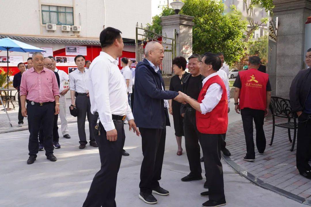 "濮院镇党委副书记,镇长罗国良表示,希望濮院镇乡贤联谊会,各村社区
