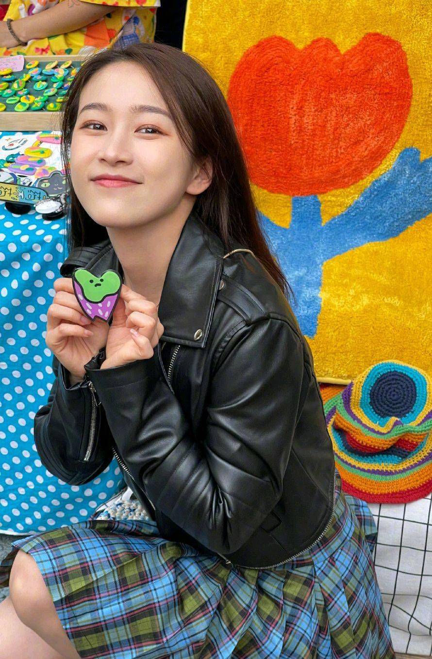 还记得当年的严莉莉吗如今30岁素颜穿jk制服路人没认出