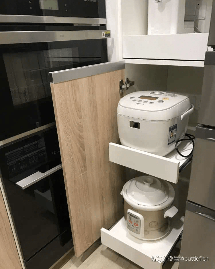 橱柜里安装了滑轮抽屉放置小家电,拿取十分方便.