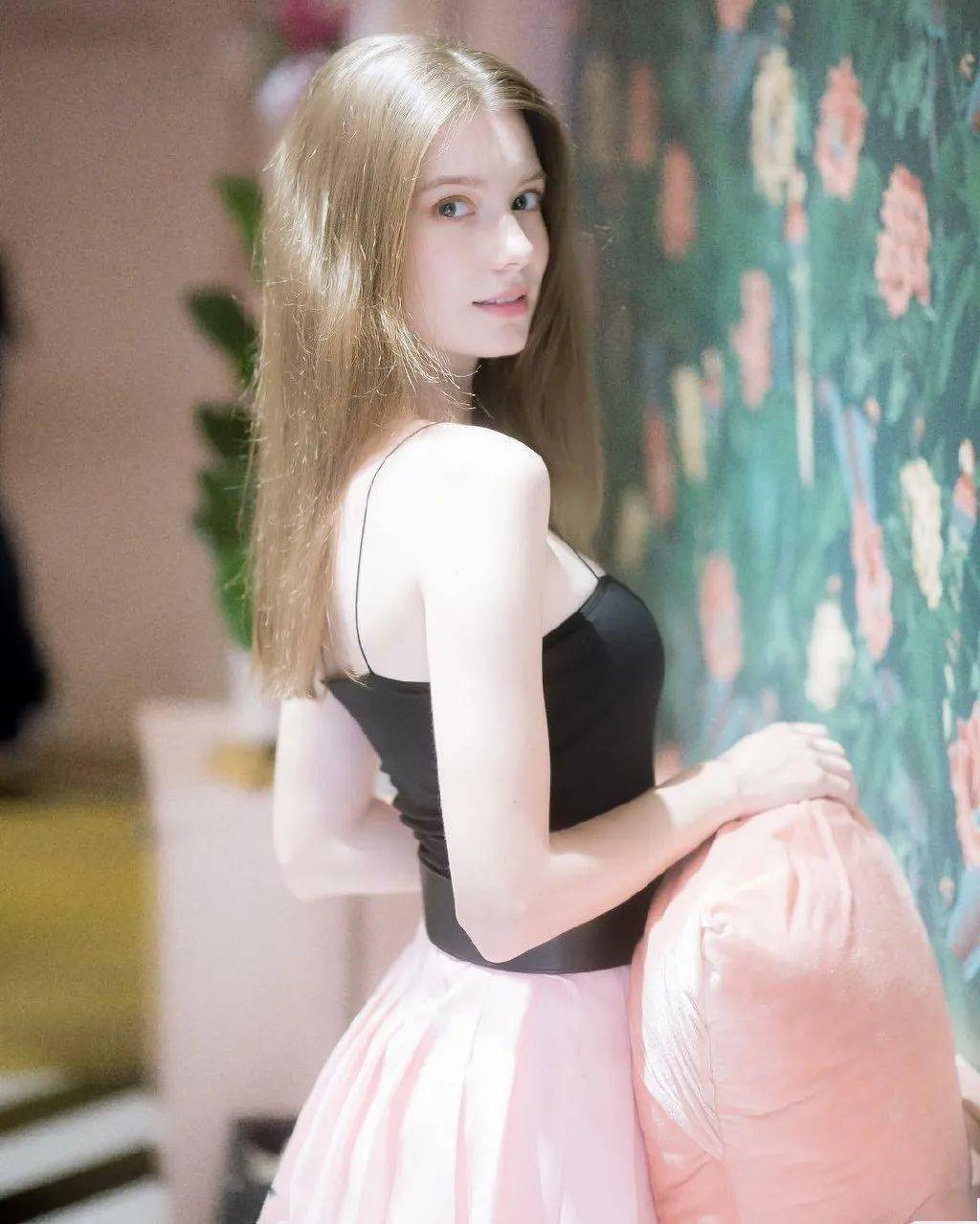 俄国混血美女anastasia颜值堪比奥黛丽赫本