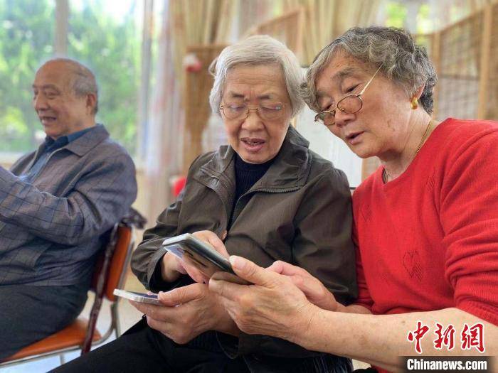 老年人学习智能手机使用 杨浦区社会福利院 供图