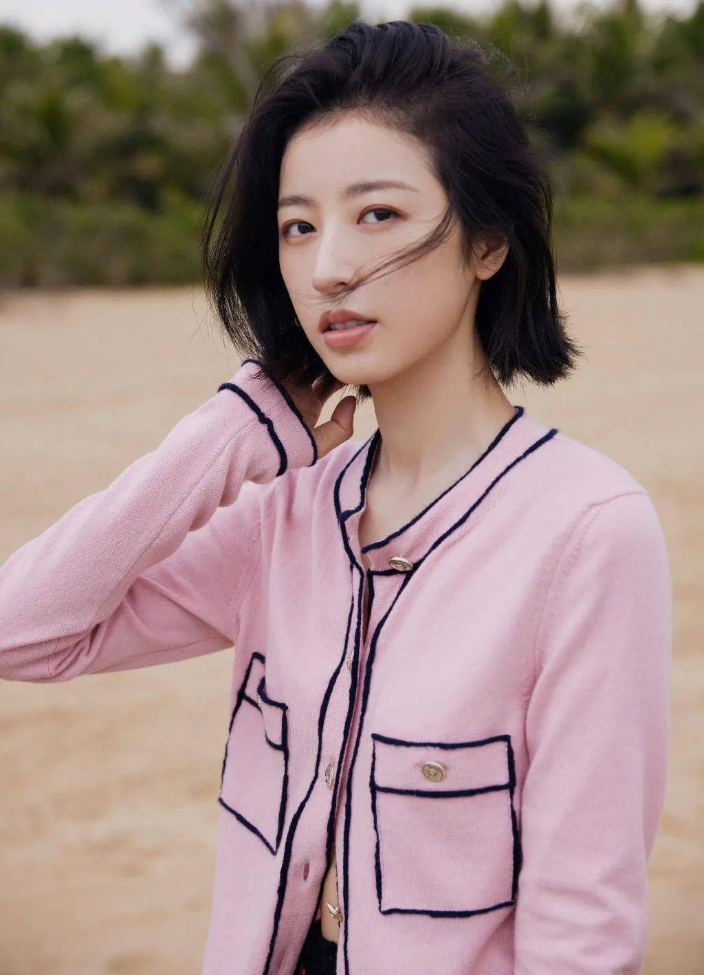 周雨彤的短发都是长刘海的中分或偏分齐耳短发,到下巴处,在硬照表现上