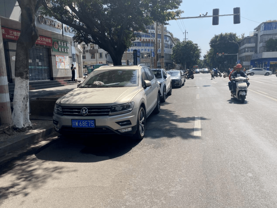 马水河街相交的十字路口,该条街道上人流车流较大,但两旁的停车位远远